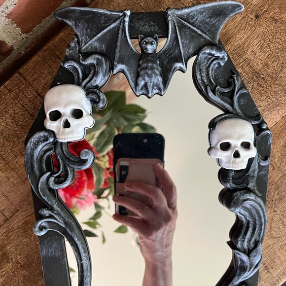 Toil and trouble animatronic decoration with sound lights up light up mirror - Picture 6 of 7